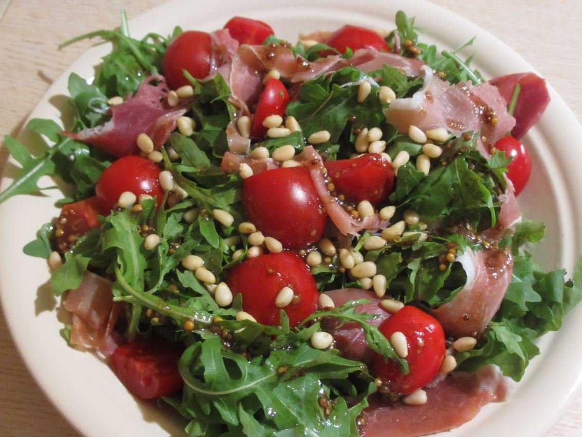 Салат с кедровыми орешками, курицей и грибами