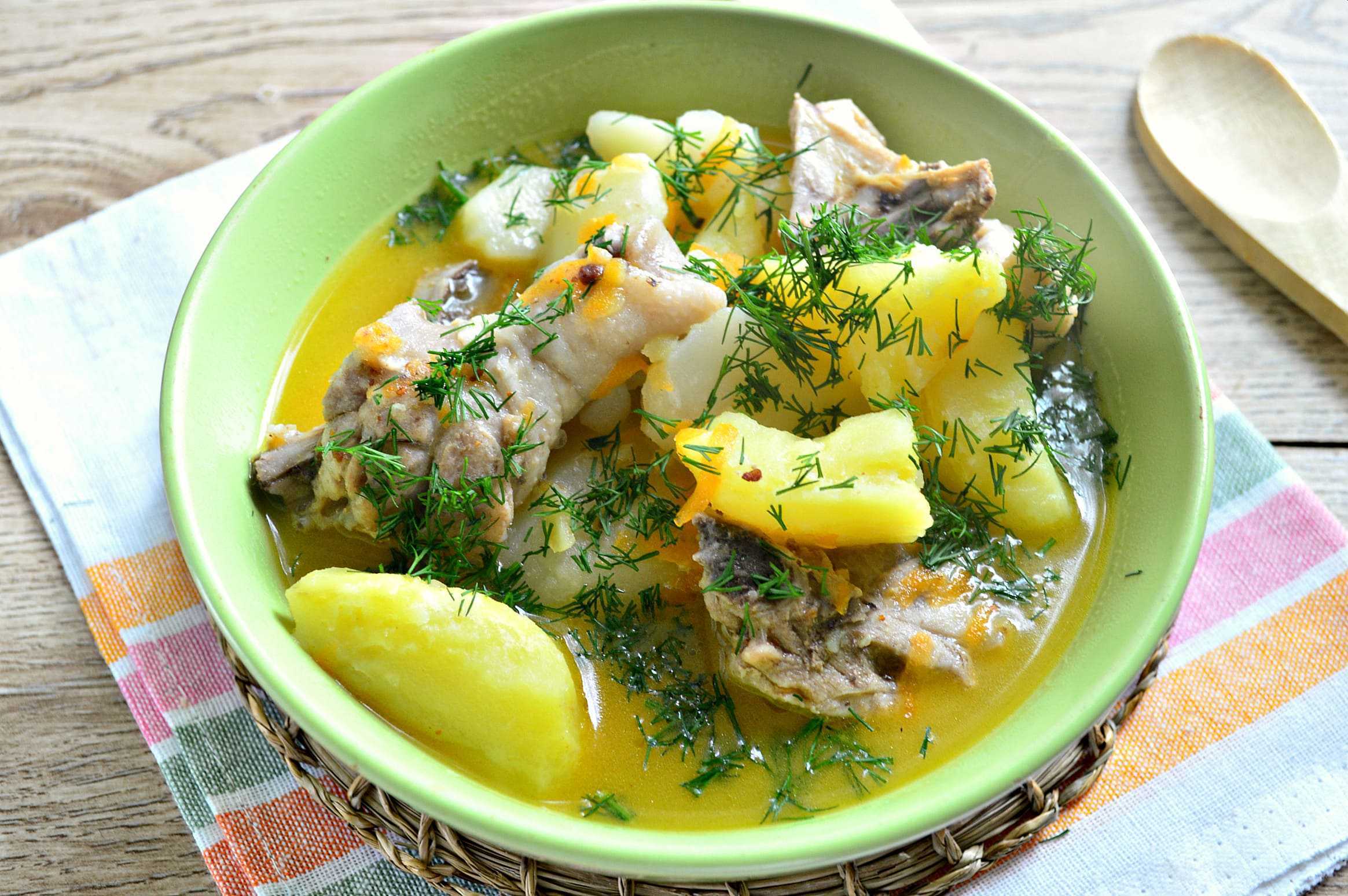 Куриное филе с картошкой в казане. курица тушеная с картошкой и овощами в казане.
