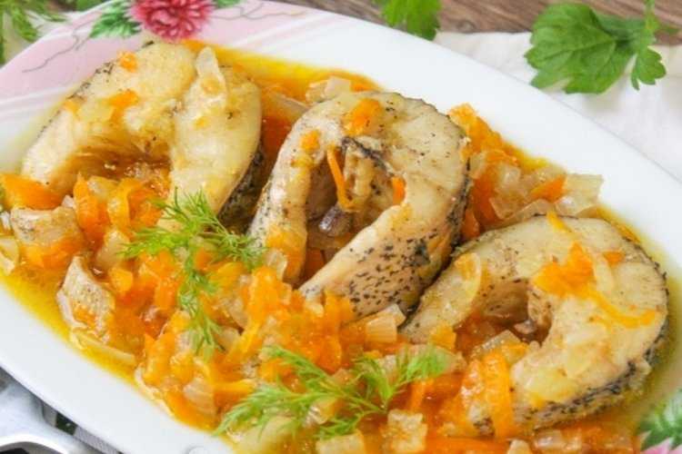 Щука тушеная с морковью и луком в томате