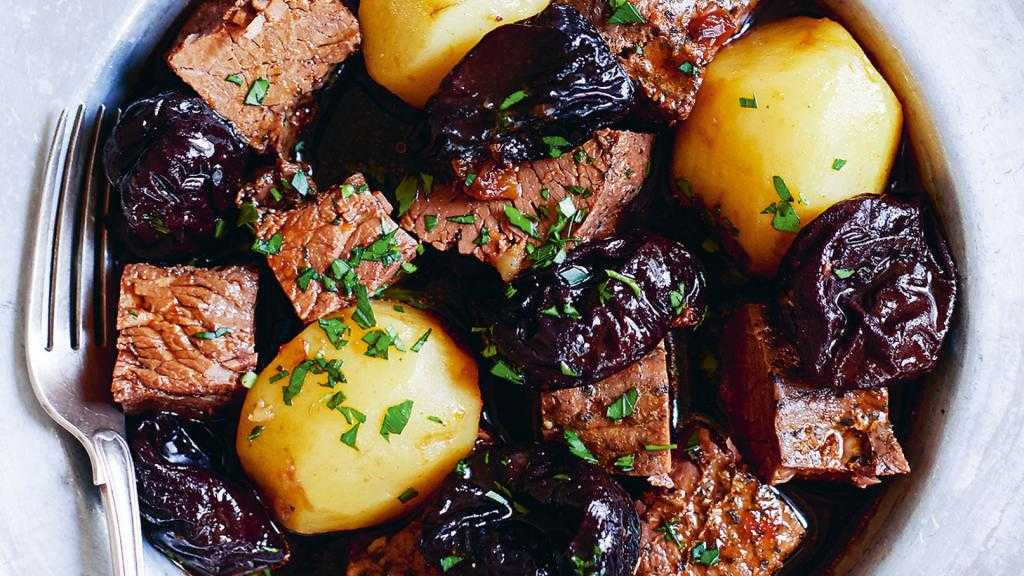 Свинина с черносливом в духовке – 10 простых и вкусных рецептов
