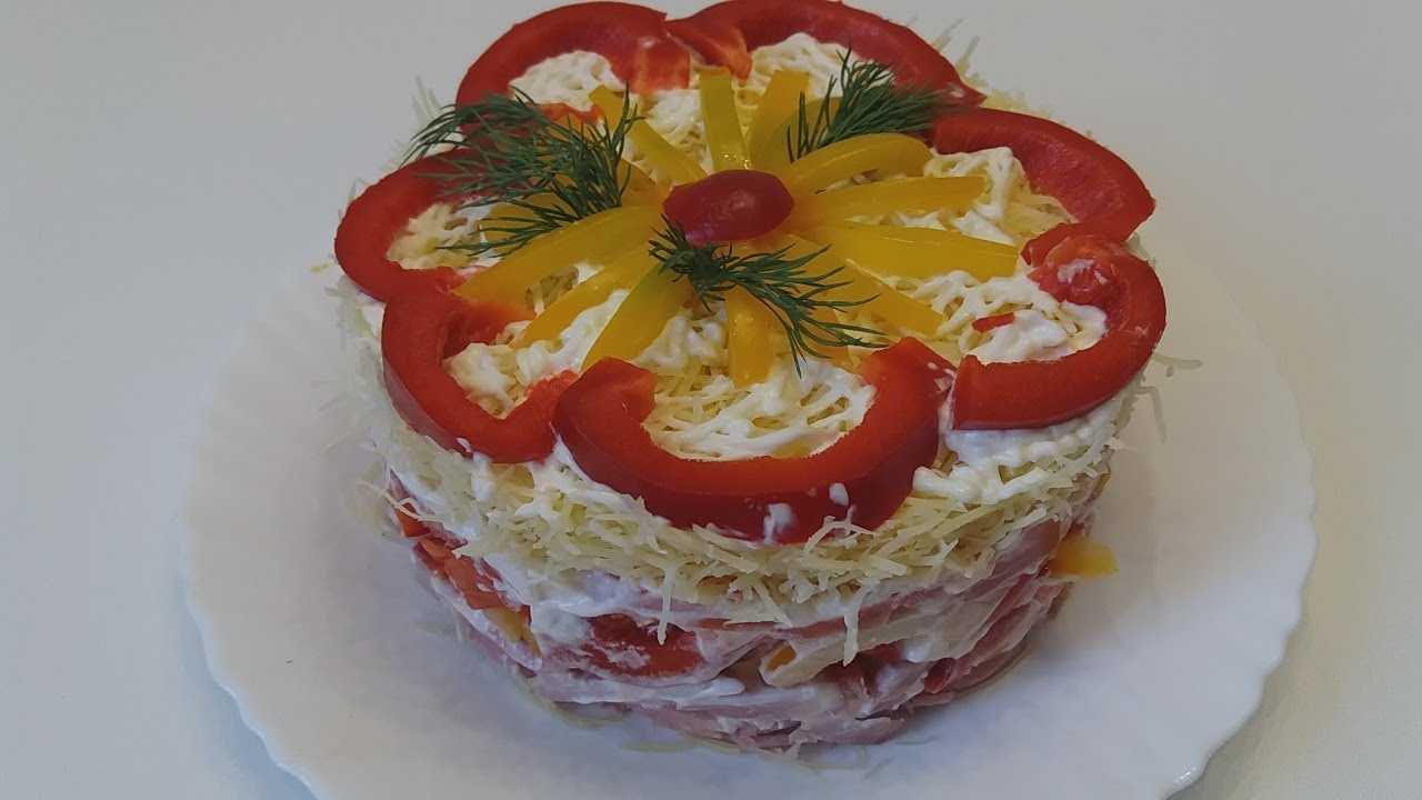 Салат "восточный" с колбасой, помидорами и сыром