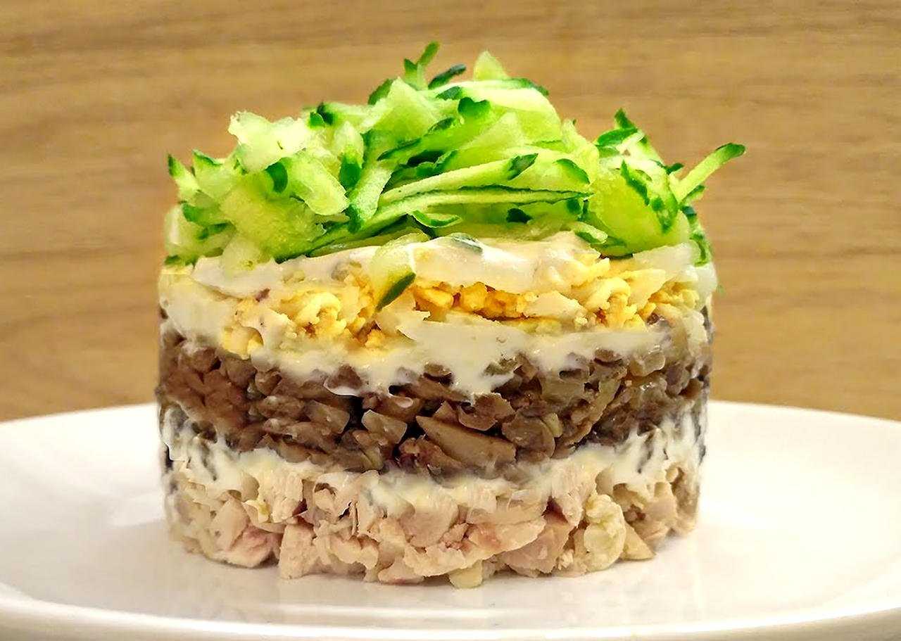 Салат с курицей и жареными грибами на праздничный стол