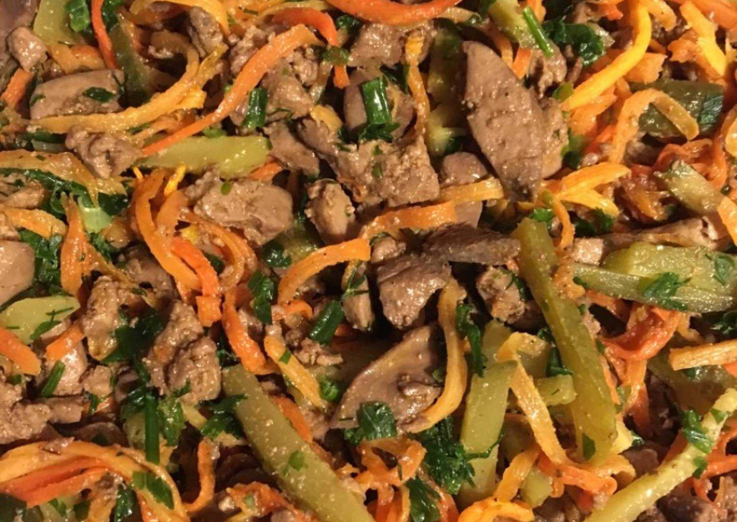 Готовим вкусный и очень красивый новогодний салат из куриной печени со свежим огурцом Подав это блюдо в креманках, вы оригинально украсите праздничный стол