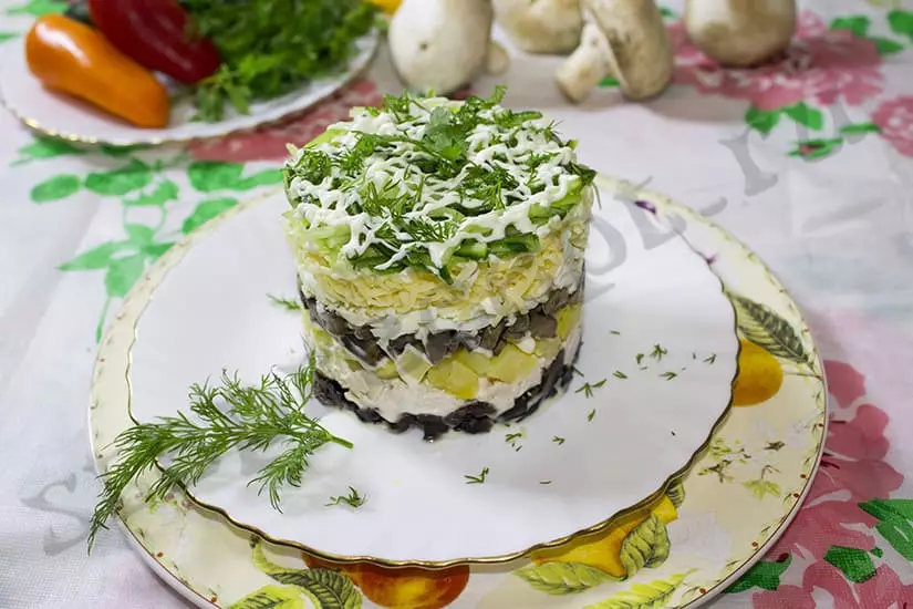 Салат курица с грибами и сыром слоями — классический рецепт