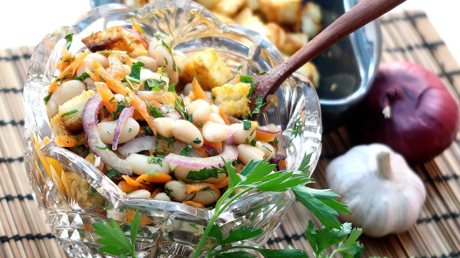 Популярные салаты с сухариками - 15 очень вкусных, простых и недорогих рецептов