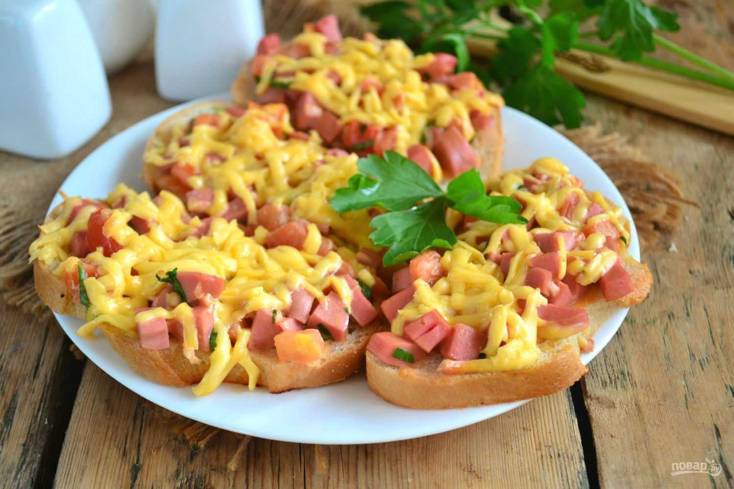 Три варианта быстрых и вкусных бутербродов с колбасой и сыром на сковороде