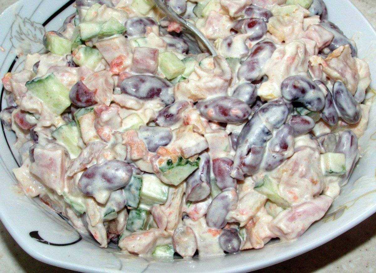 Салат с фасолью и копченой курицей — это хорошо известное русское блюдо, истоки которые уходят в старину, когда копчение было способом сохранения свежести продуктов, а вместо картофеля использовались крупы и фасоль 15 рецептов для богатого стола
