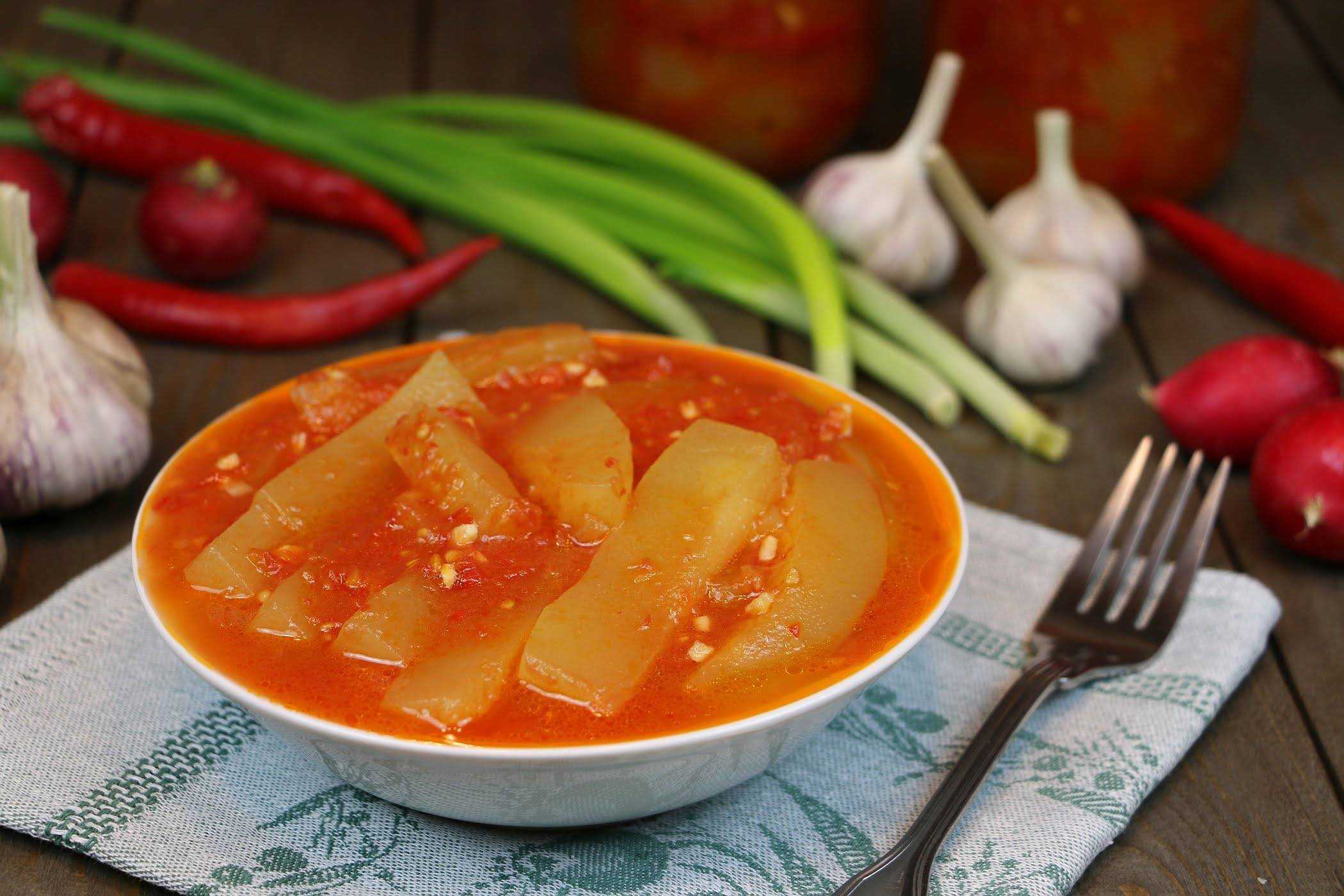 Острый салат из кабачков на зиму - пикантное и невероятно вкусное блюдо Многие хозяйки в сезон сбора урожая и заготовок с удовольствием готовят его,чтобы порадовать семью аппетитным и полезным кушаньем