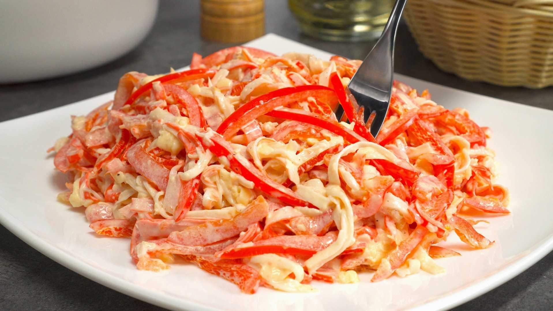 Салат красное море с крабовыми палочками: 3 очень вкусных рецепта