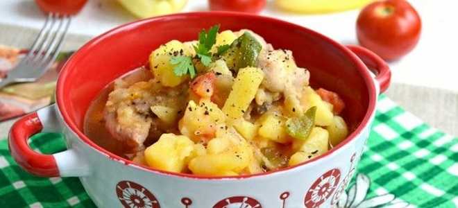 Картофель, тушенный с курицей в сковороде или казане