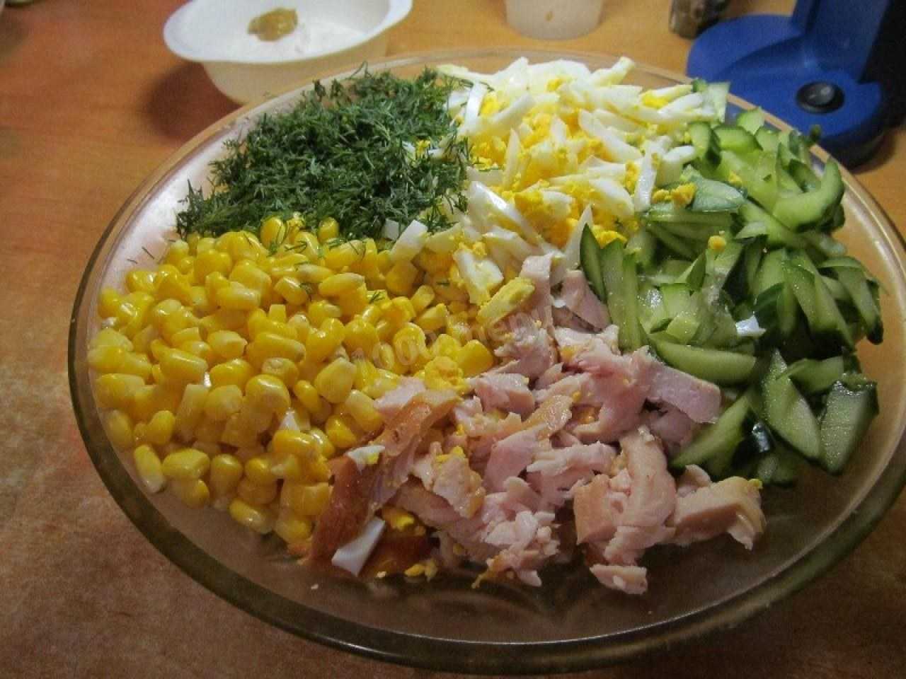 Салат с копченой курицей, кукурузой и огурцом пошаговый рецепт
