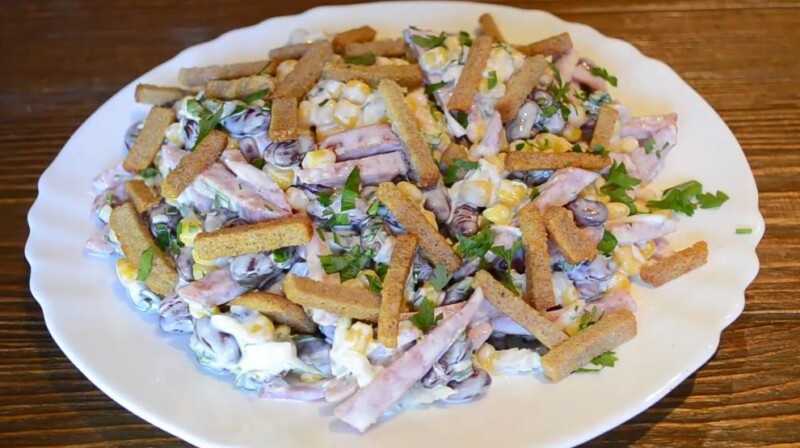 20 очень вкусных салатов с фасолью и сухариками