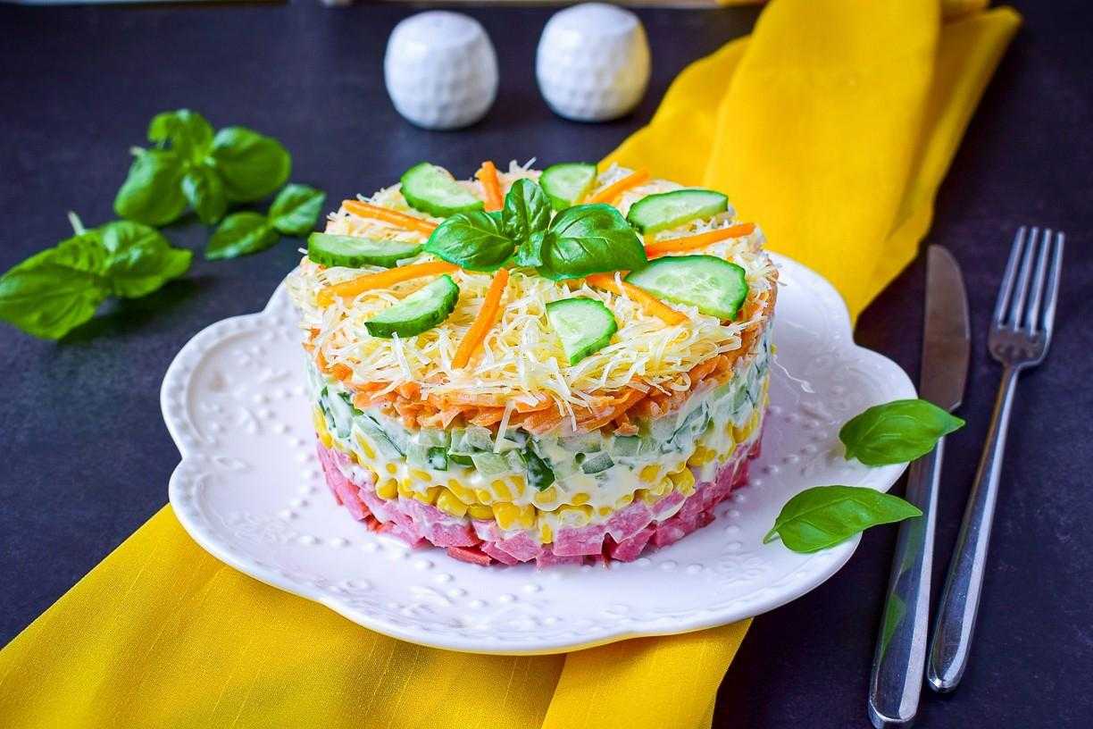 Самый вкусный слоеный салат на новый год и рождество с ветчинкой и черносливом
