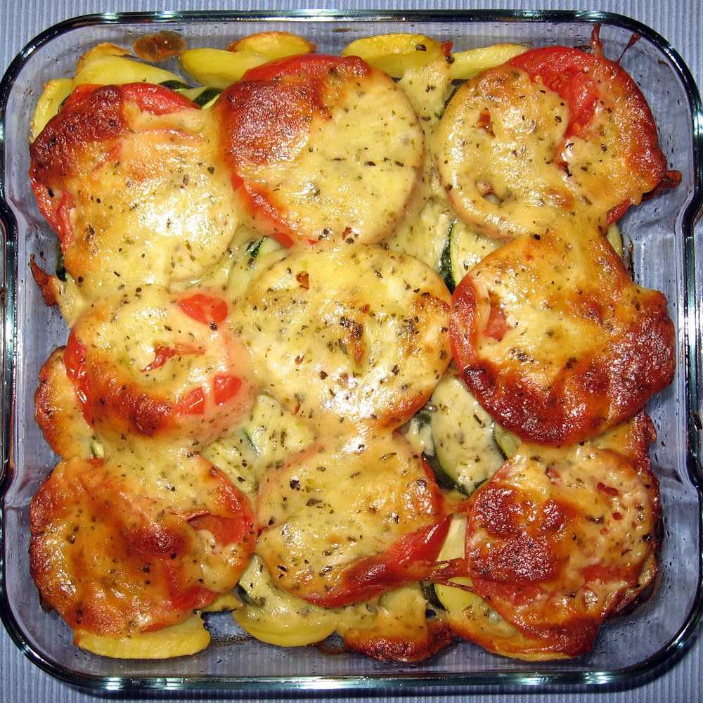 Кабачки фаршированные мясом с овощами, запечённые в духовке под сыром