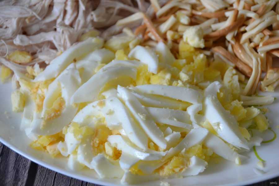 Салат «софия» с копченым сыром и ветчиной