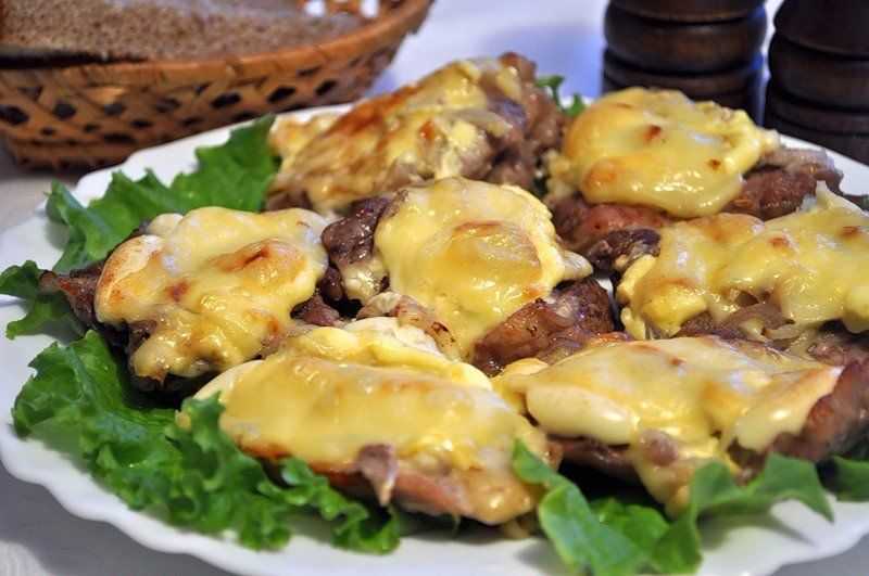 Мясо по-французски с картофелем и грибами