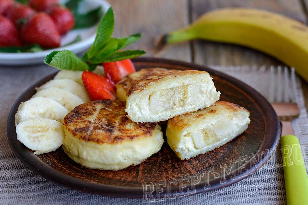 Сырники с бананом и творогом на сковороде: 2 рецепта с пошагово