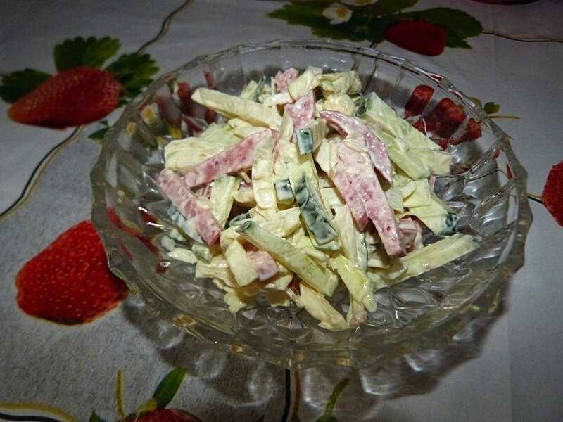 Вкусный салат с фасолью и копчёной колбасой — 7 простых рецептов