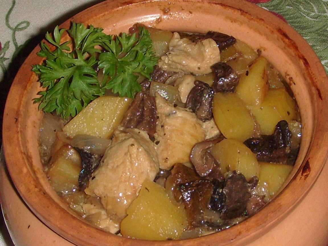 Жаркое со свининой и картошкой в горшочках с грибами рецепт с фото пошагово