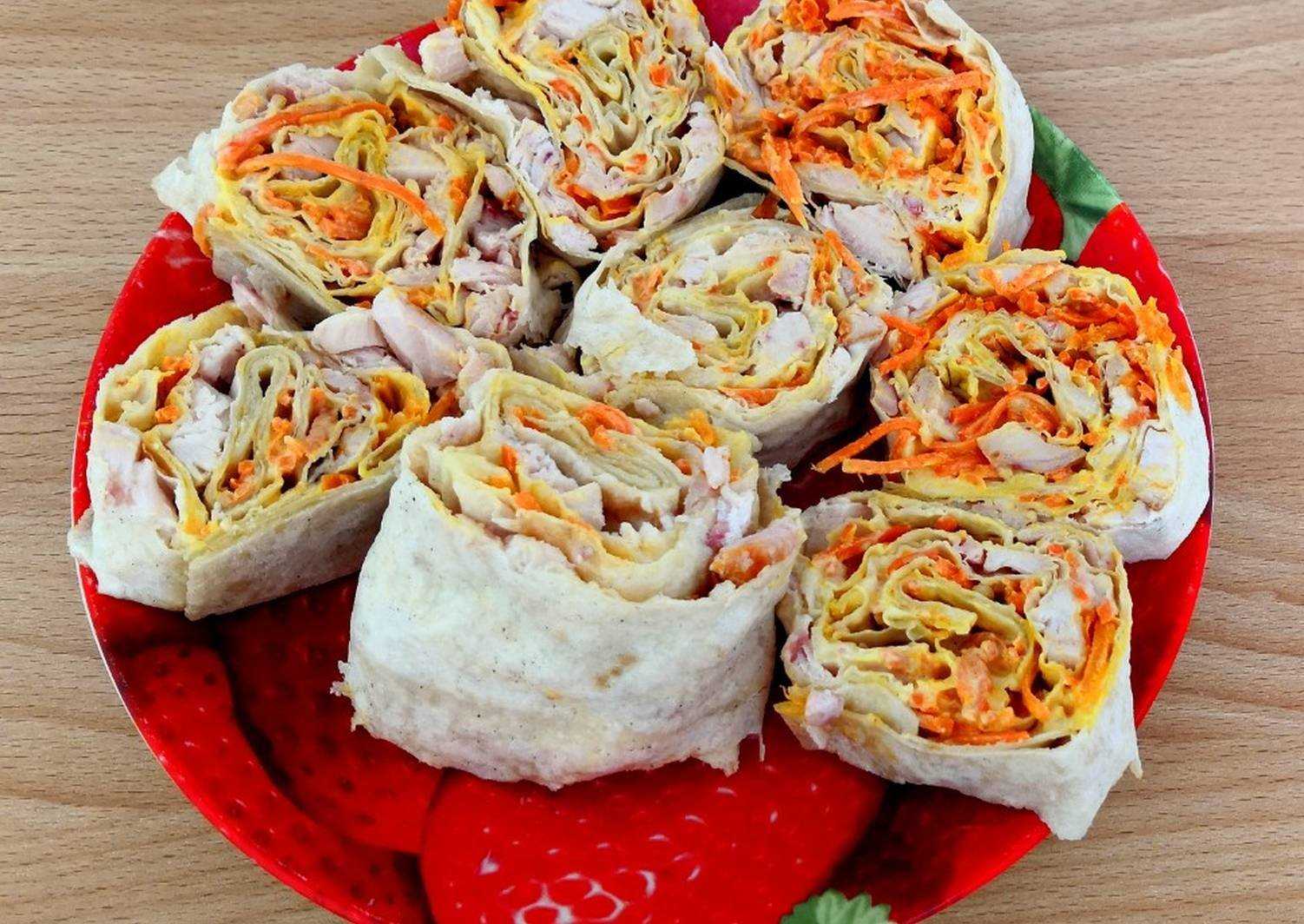 Рулет из лаваша с копчёной курицей и творожным сыром - 7 пошаговых фото в рецепте