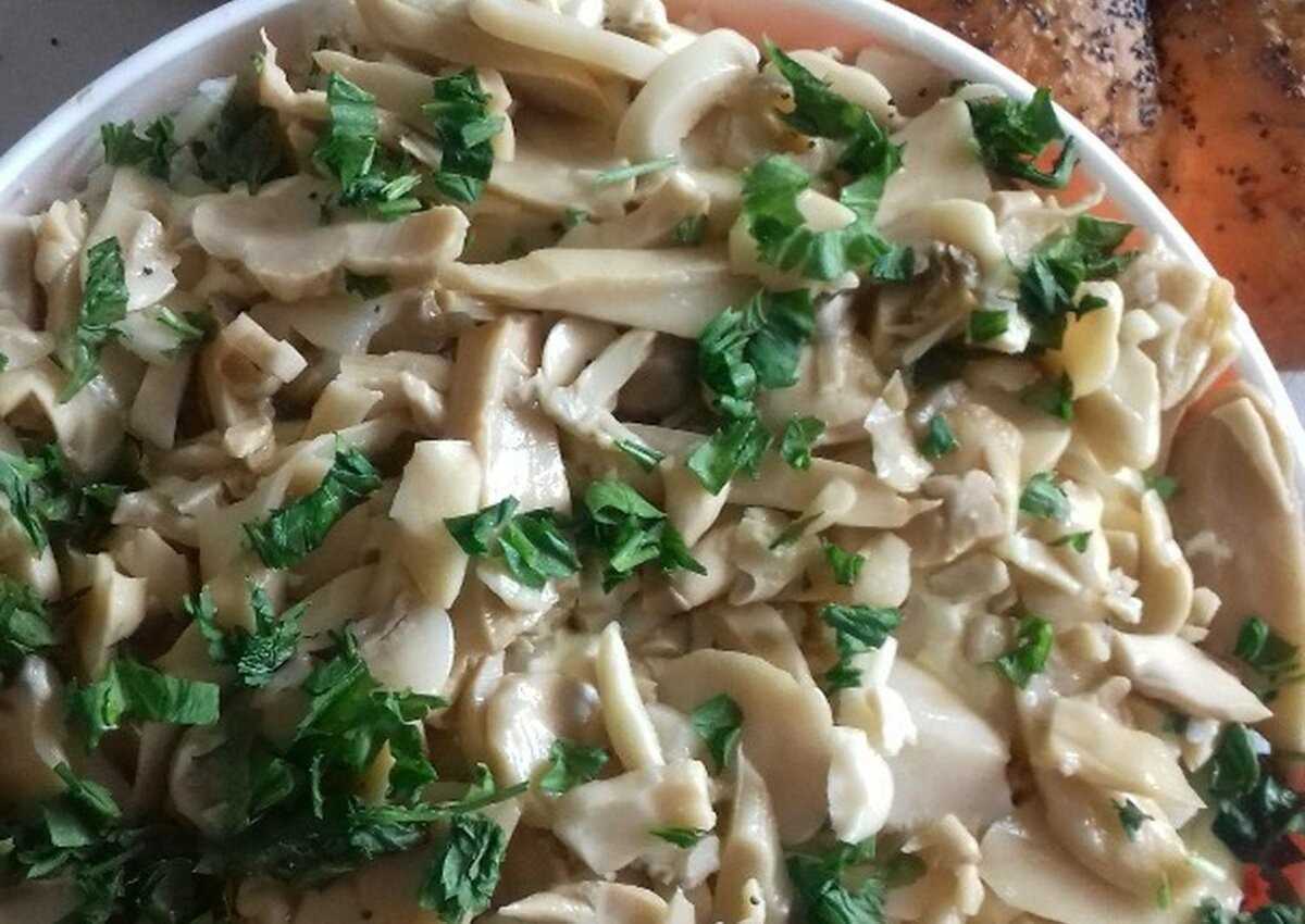 Салат с маринованными грибами – 11 рецептов