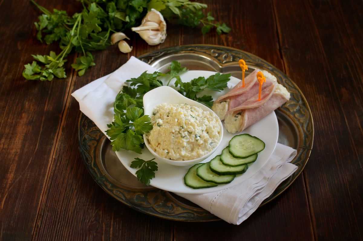 Яйца фаршированные сыром и чесноком рецепт с фото пошагово - 1000.menu