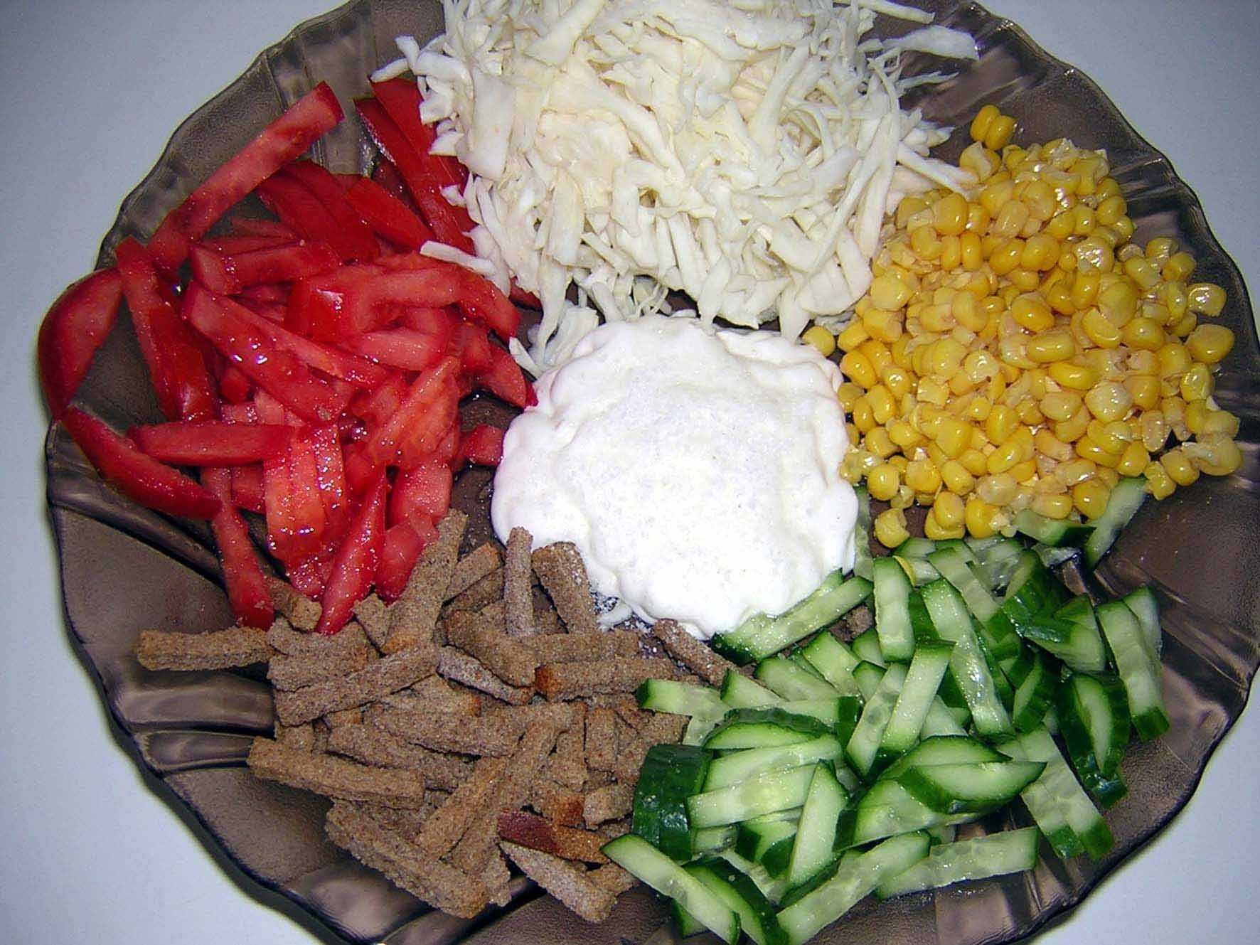 Салат "цезарь" с курицей, сухариками и помидорами  - 8 пошаговых фото в рецепте
