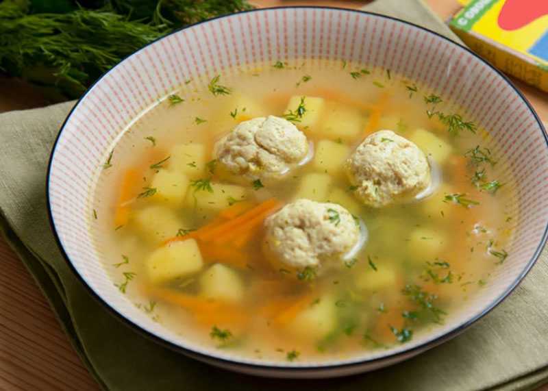 Сейчас мы будем готовить самый вкусный суп с фрикадельками в горшочке в духовке Рецепт супа очень простой Фрикадельки мы также будем готовить сами из куриного или другого мясного мяса Суп тем и необычный, что готовится он в духовке