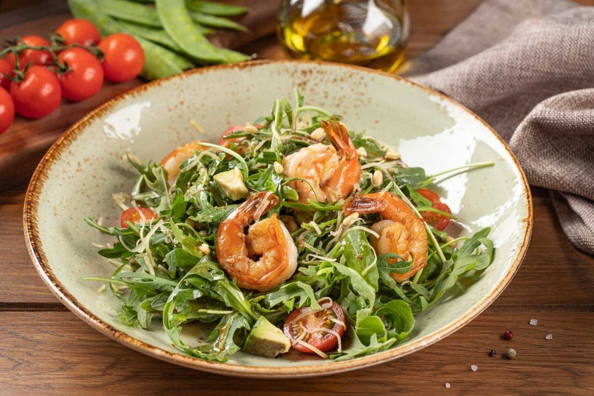 Тёплый салат с морепродуктами – 7 рецептов