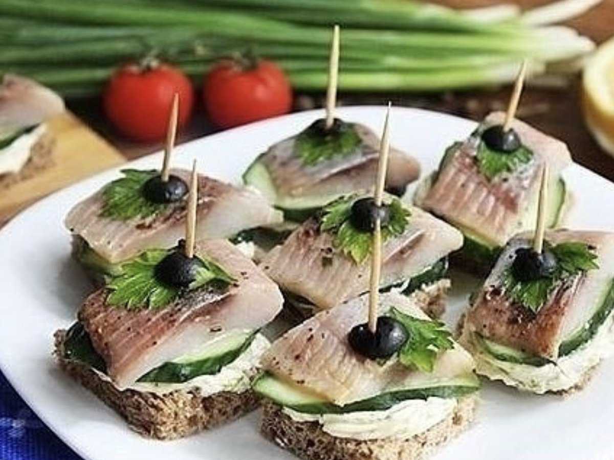 Бутерброды с селедкой на черном хлебе – простые и вкусные рецепты