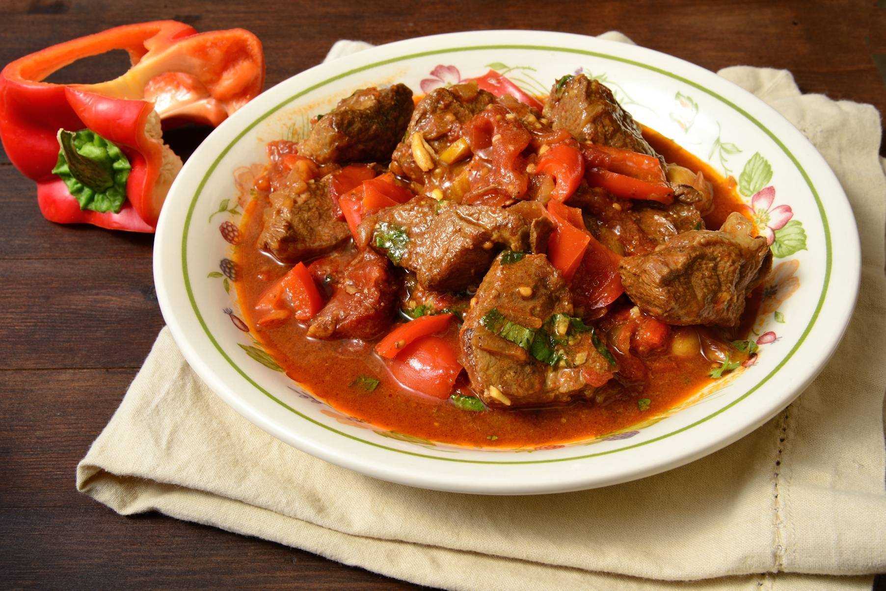 Готовим классический гуляш из говядины с вкуснейшей подливкой