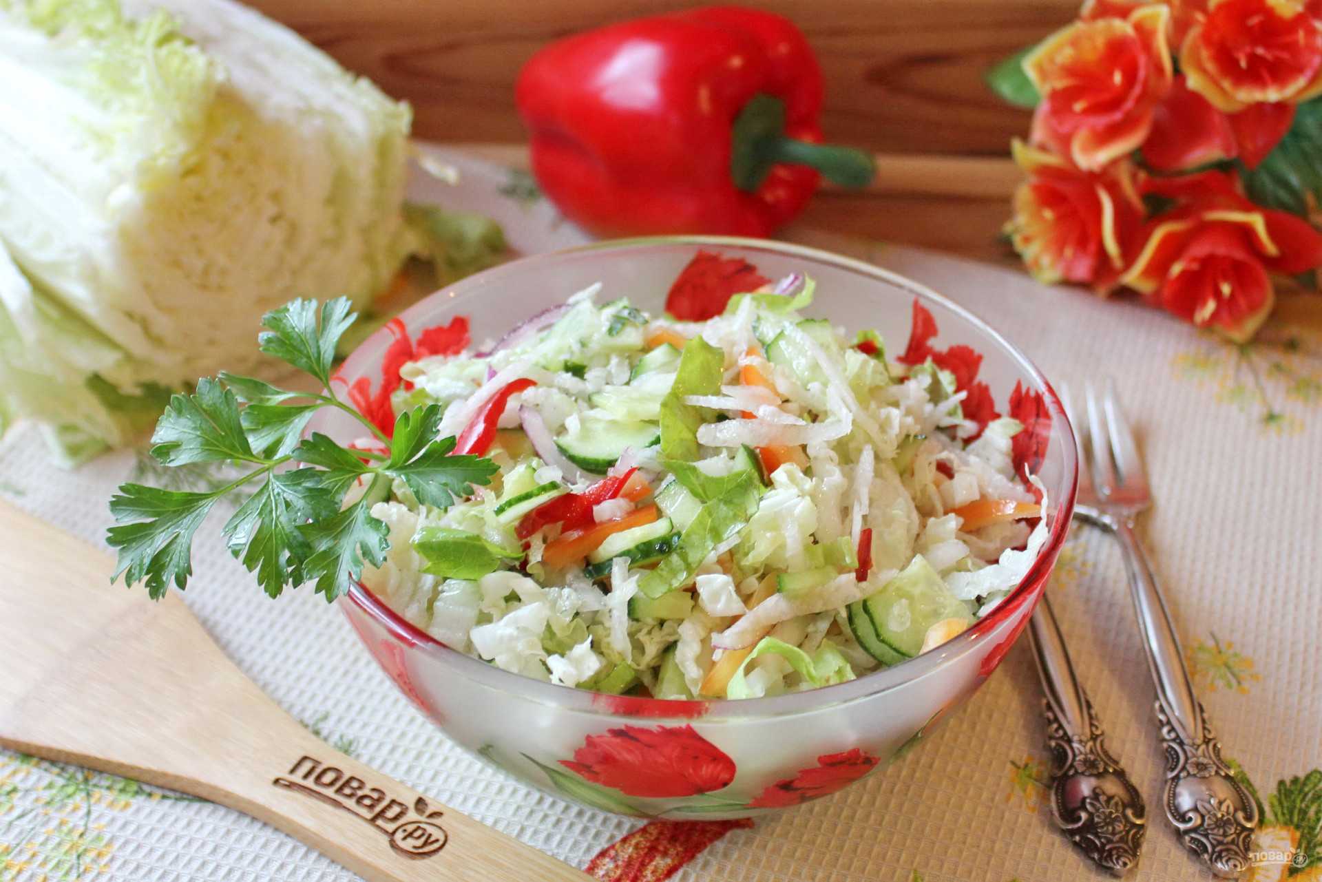Салат цезарь с курицей, сухариками и помидорами - классический и не очень