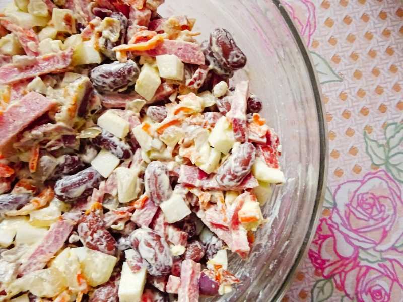 Очень вкусные салаты с белой фасолью и сухариками