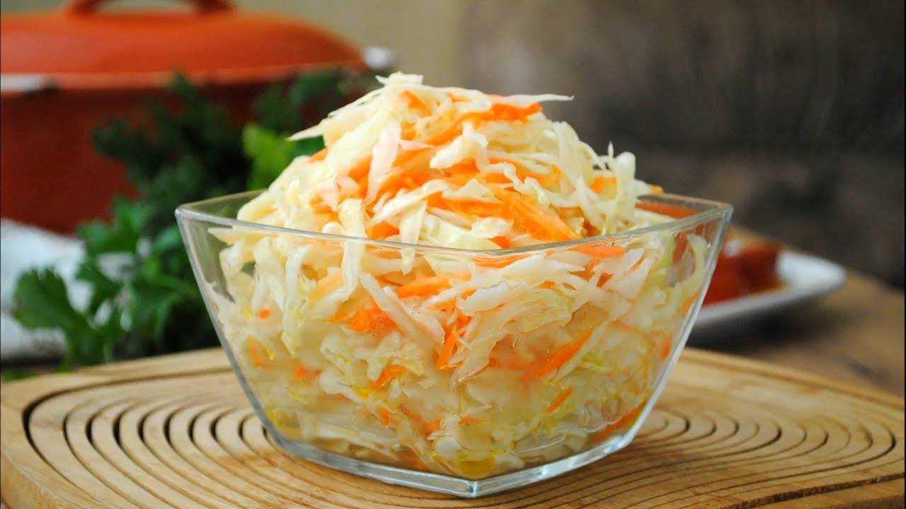 Квашеная капуста - не просто популярная закуска, из нее можно также приготовить очень вкусное горячее блюдо Тушеная квашеная капуста может стать отличным гарниром или самостоятельным блюдом