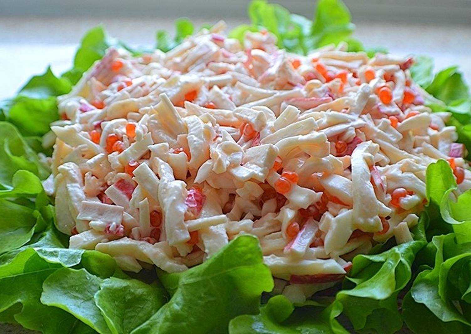 Салат с кальмарами: рецепты с креветками, крабовыми палочками, мясом, сыром, грибами и свежими овощами, корейской морковью, яйцами, без майонеза