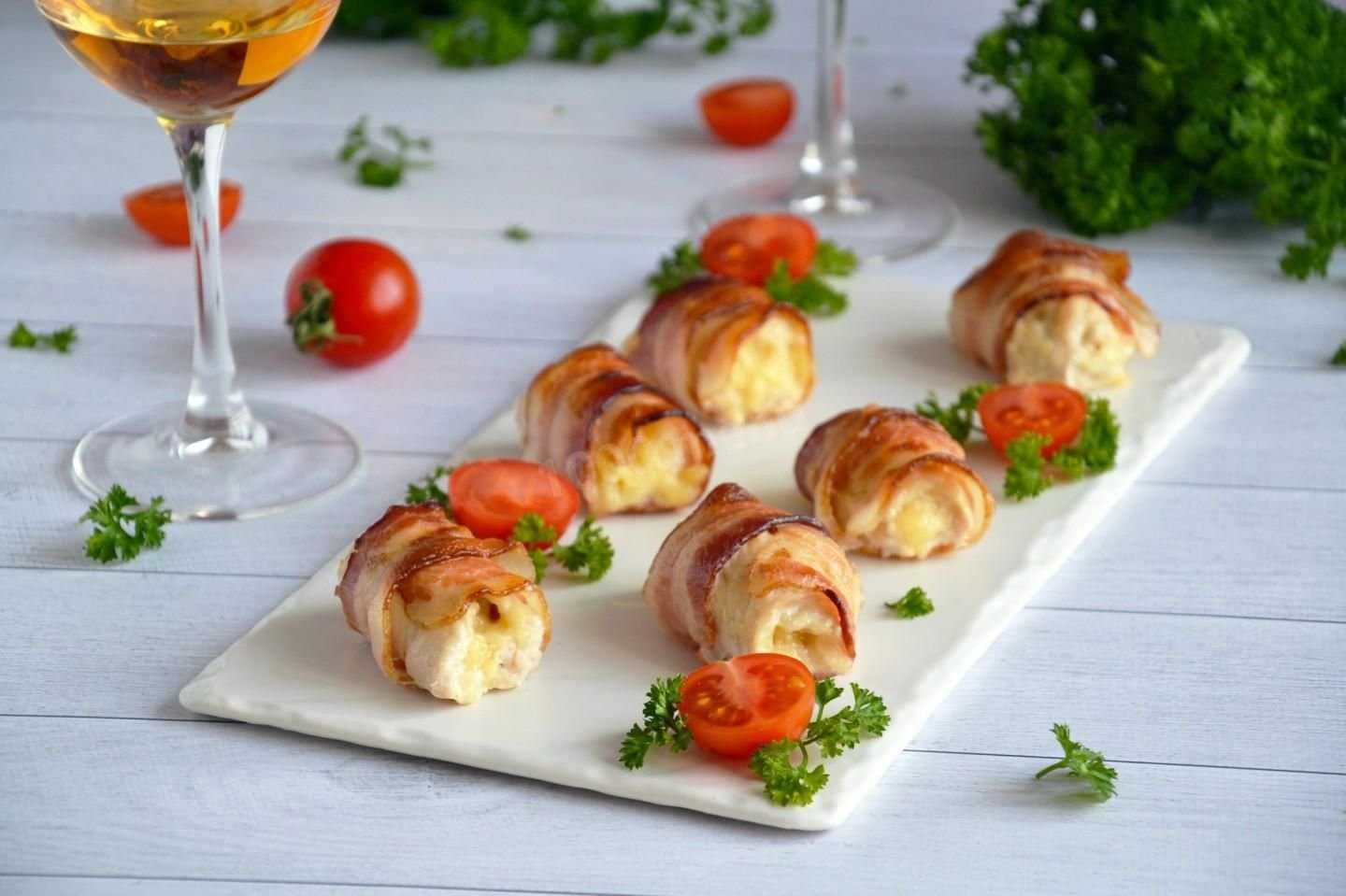 Куриные рулетики в беконе – 8 рецептов приготовления