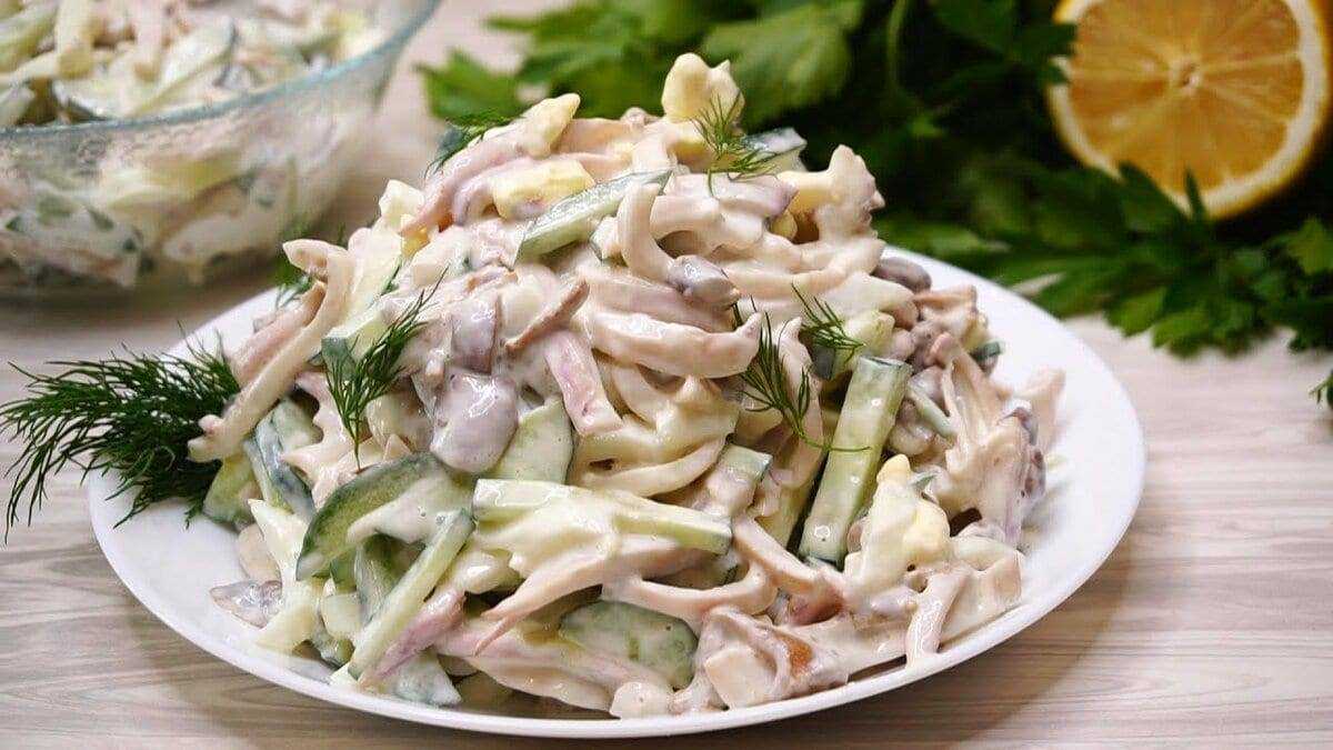 Предлагаю вам рецепт самого вкусного и простого в приготовлении салата из кальмаров, который состоит из отварных кальмаров, яиц, лука и майонеза Этот нежный салатик буквально тает во рту