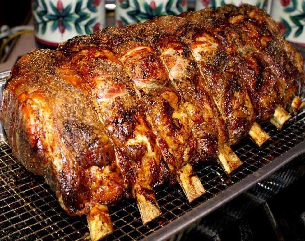 Сочный свиной окорок, запеченный в духовке