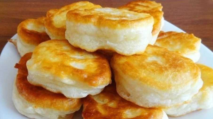 Пышные оладьи на кефире: 5 самых вкусных рецептов с фото (пошагово)