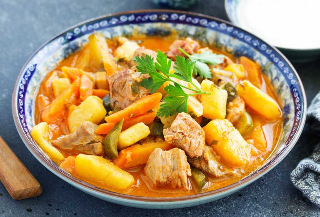 Азу из свинины с солеными огурцами не совсем соответствует канонам татарской кухни, но нравится многим из наших соотечественников Рецепты, советы по приготовлению