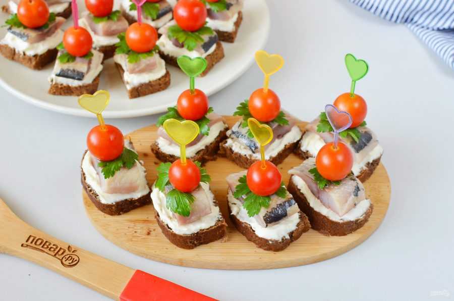 Канапе с селедкой – 7 рецептов холодной рыбной закуски