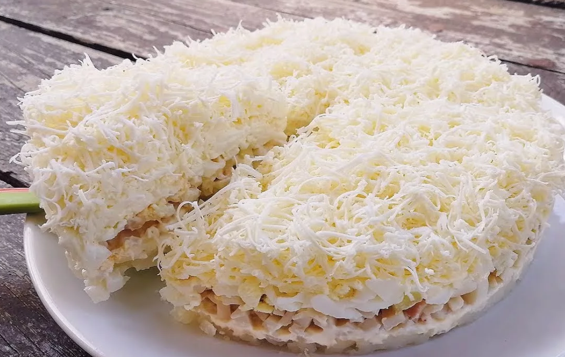 Салат тритон с кальмарами, крабовыми палочками и ветчиной | домашние рецепты