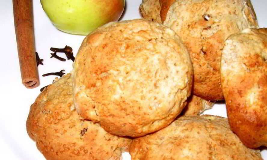 Печеные яблоки с изюмом, орехами и медом