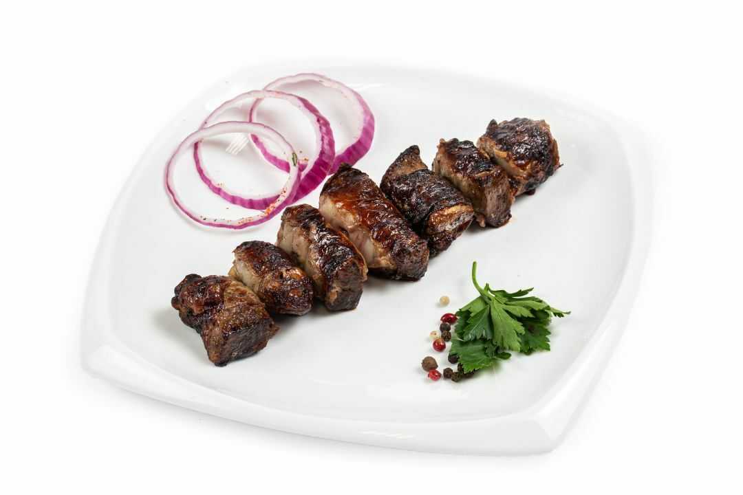 Шашлык в духовке: 5 простых рецептов мягкого и сочного мяса + секрет маринада