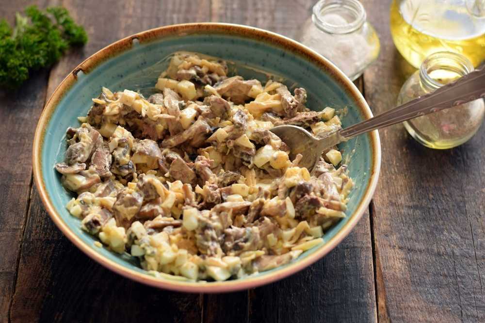 Печень и грибы в салате сделают закуску очень сытной и вкусной Единственный минус этого салата лишь в том, что его всегда мала