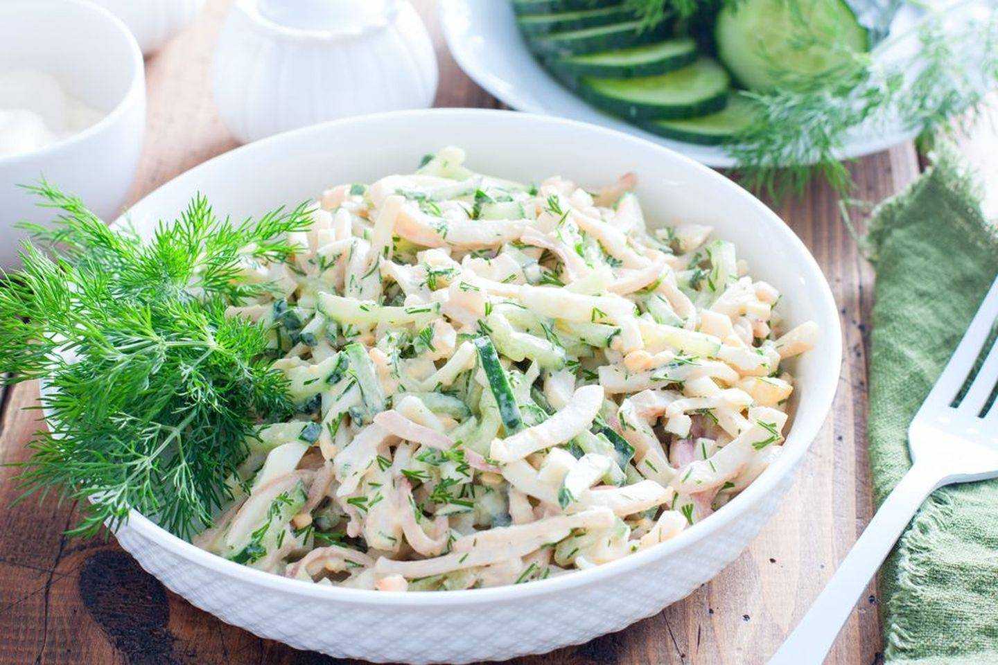 Самые вкусные салаты с кальмарами: топ-10 простых пошаговых рецептов