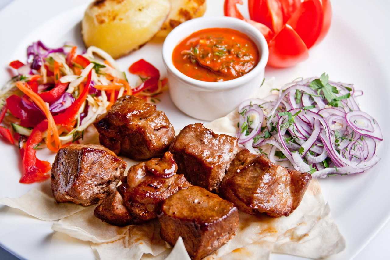 Как резать мясо на шашлык правильно - секреты поваров
