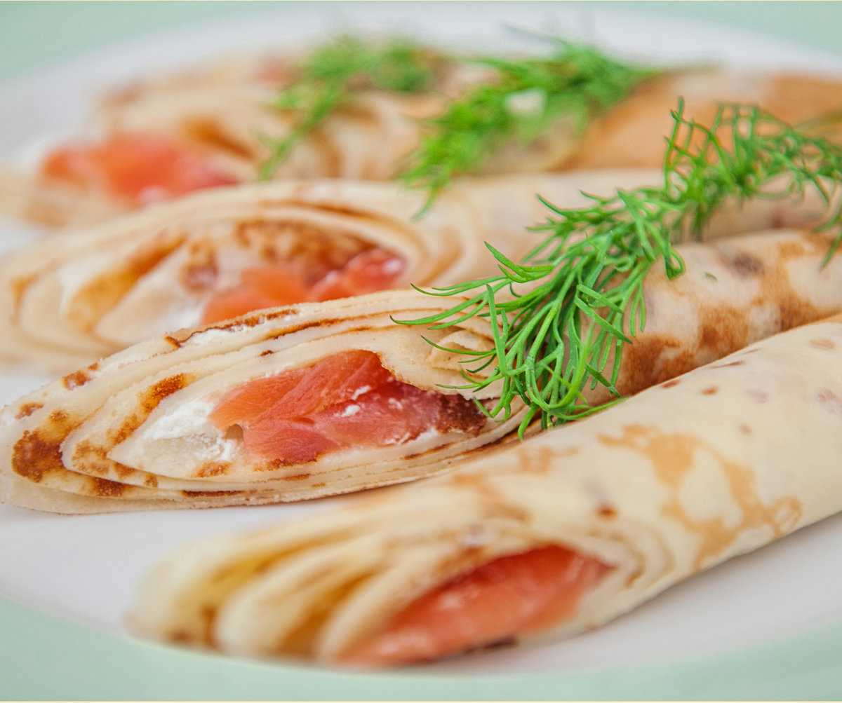 Блины с семгой и сливочным сыром: как приготовить рулетики из блинов с красной рыбой