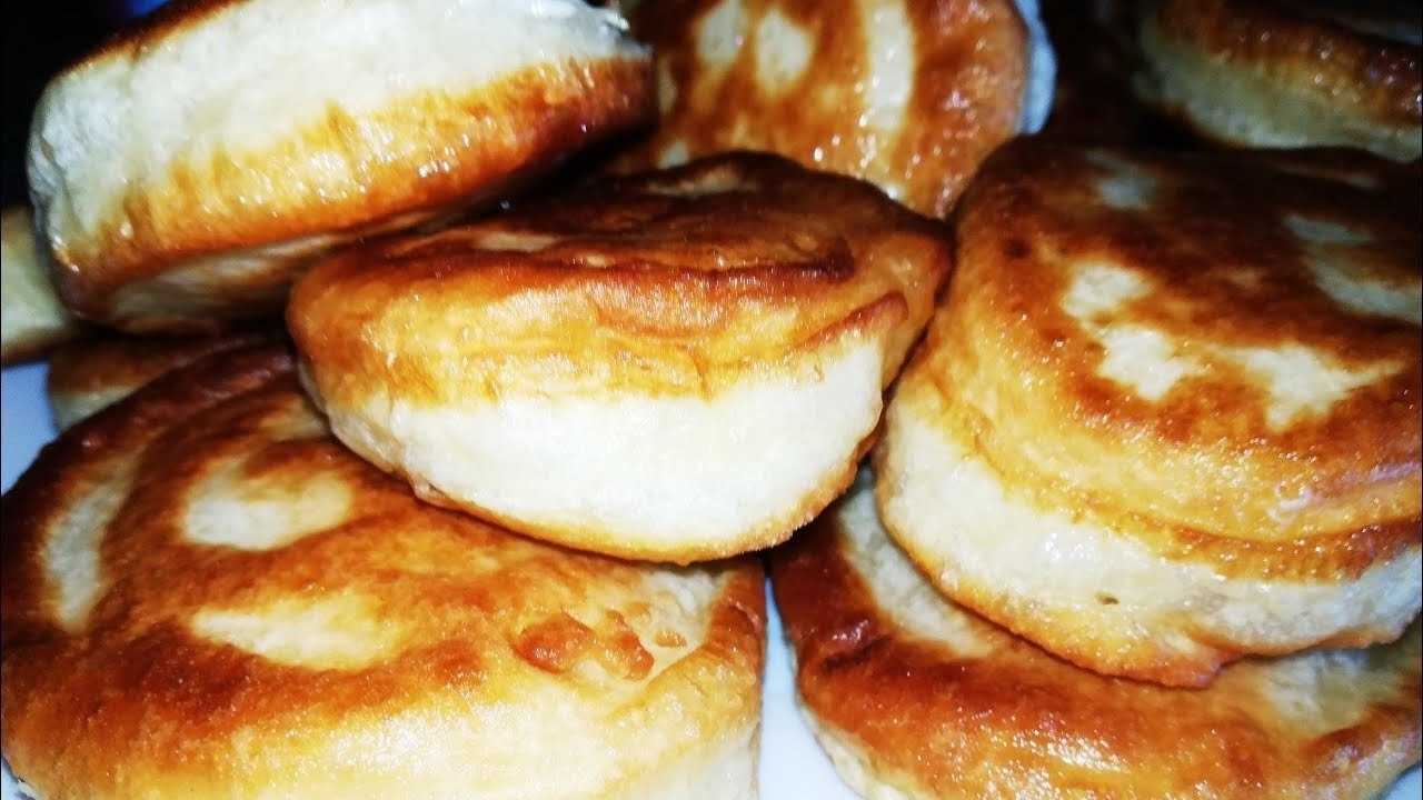 Рецепт оладьев на кефире с манкой пышных. оладьи из манки с изюмом