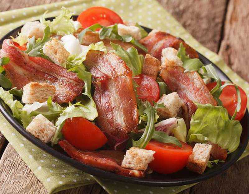 Салат с жареным беконом и помидорами - пошаговый фото рецепт приготовления - surj.ru